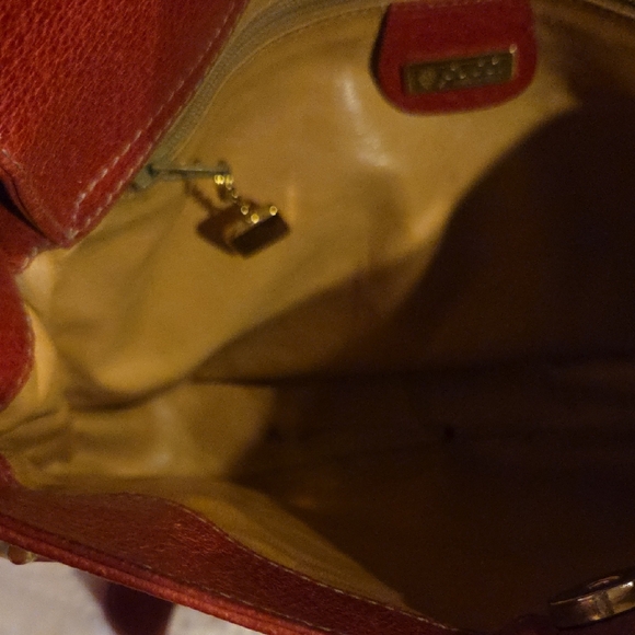 Vintage GUCCI Elegant Red Leather Shoulder Bag - Picture 4 of 8